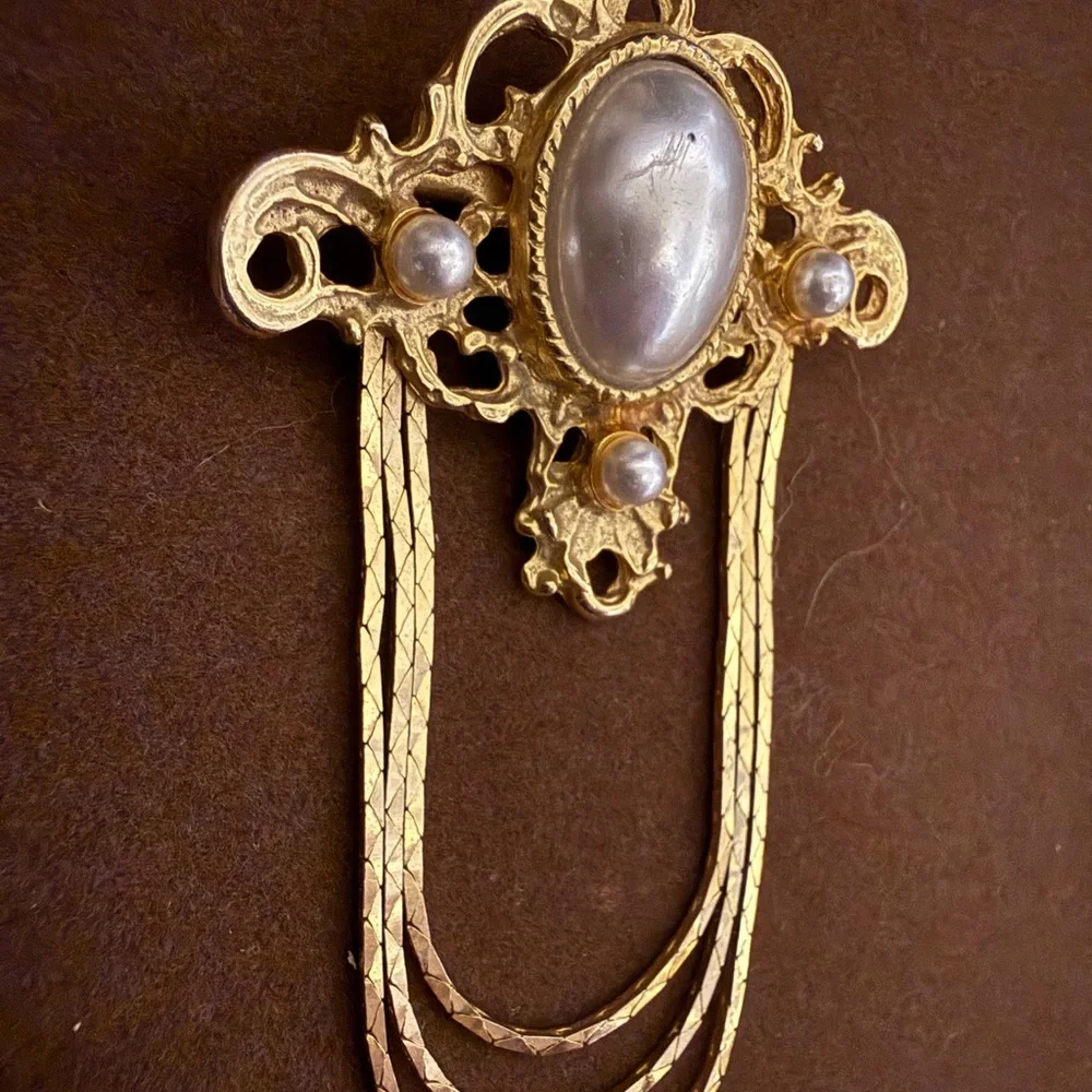 Vintage Elegant Gold and Glow with black light Victorian Faux Pearl Brooch - Picture 3 of 8